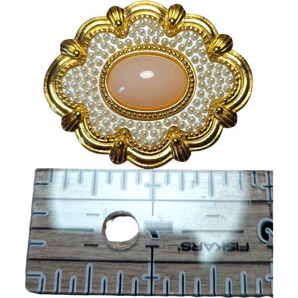 Vintage Avon Pink Faux Pearl Gold Tone Oval Cabachon Scalloped Brooch Pin